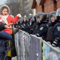 Krievijas lielākā televīzija maldina skatītājus par Ukrainas protestu norisi