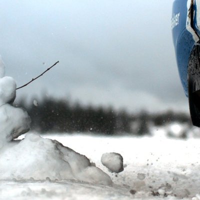 Video: Sniegavīram 'nav variantu' pret rallijkrosa auto. Nitiša 'Olsbergs MSE' komandas testi ziemeļos