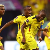Valensijas divi goli dod Ekvadorai drošu uzvaru PK atklāšanas spēlē