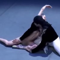 Video: Gulbīšu deja 'pa pliko'. Japāņi interpretē 'Gulbju ezeru'