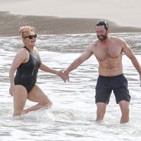 Seksa simbols Džekmens ar sieviņu aušojas pludmalē