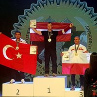 Latvijas sportists Pasaules armvrestlinga čempionātā Ungārijā izcīna zeltu