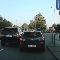 Video: Krustpils ielā BMW un 'Mazda' cīnās par vietu braukšanas joslā