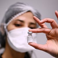 Коронавирус: ВОЗ одобрила новую вакцину, в Британии открылись "ковид-отели"