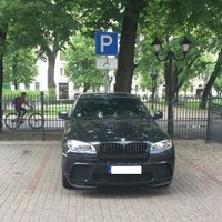 Foto: Rīgā šoferis savu 'BMW X6' novieto invalīdu stāvvietā