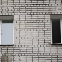 Mazs bērns Rīgā izkrīt pa otrā stāva logu