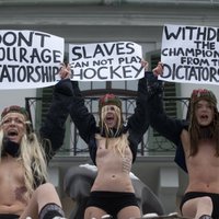 Femen в трусах и с клюшками агитируют против Лукашенко