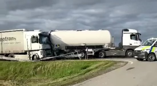 Video: Uz Bauskas šosejas divu kravas auto sadursmē viens cietušais