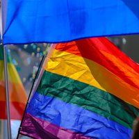 Daļa Rīgas domes deputātu prasīs Staķa skaidrojumu par lēmumu izkārt LGBTQ karogu