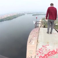 Pasauli pārsteidz pārgalvis Kijevas tiltā