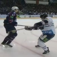 Video: Konflikts KHL spēlē starp 'Sibirj' un 'Medveščak' hokejistiem