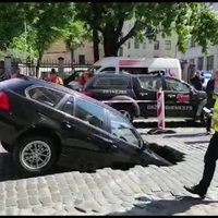 ФОТО, ВИДЕО: На улице Гертрудес в яму провалился автомобиль BMW, движение восстановлено